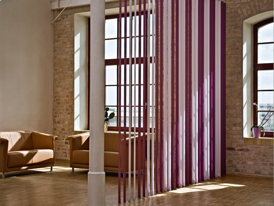 Зонирование комнаты шторами