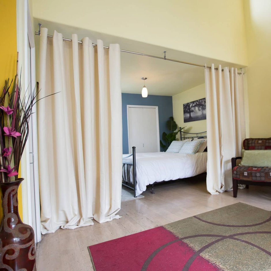 Стеклянная перегородка со шторами