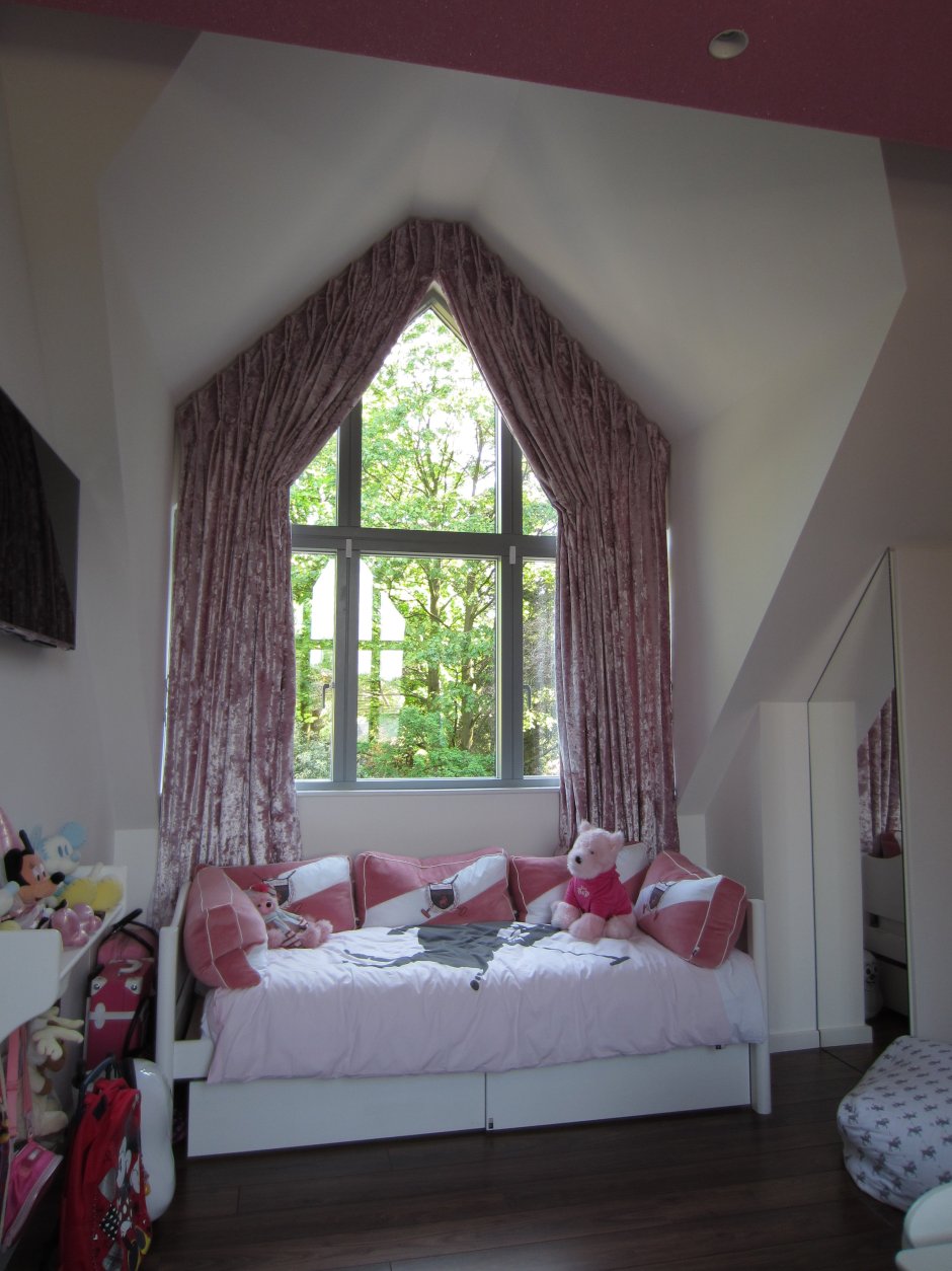 Занавески на треугольное окно мансарды