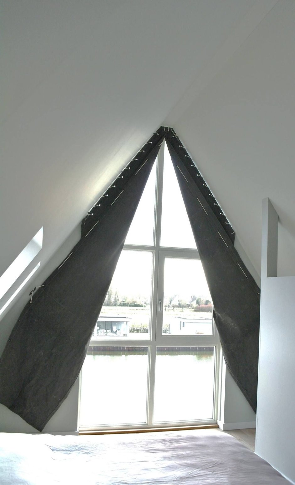 Портьеры на треугольные окна