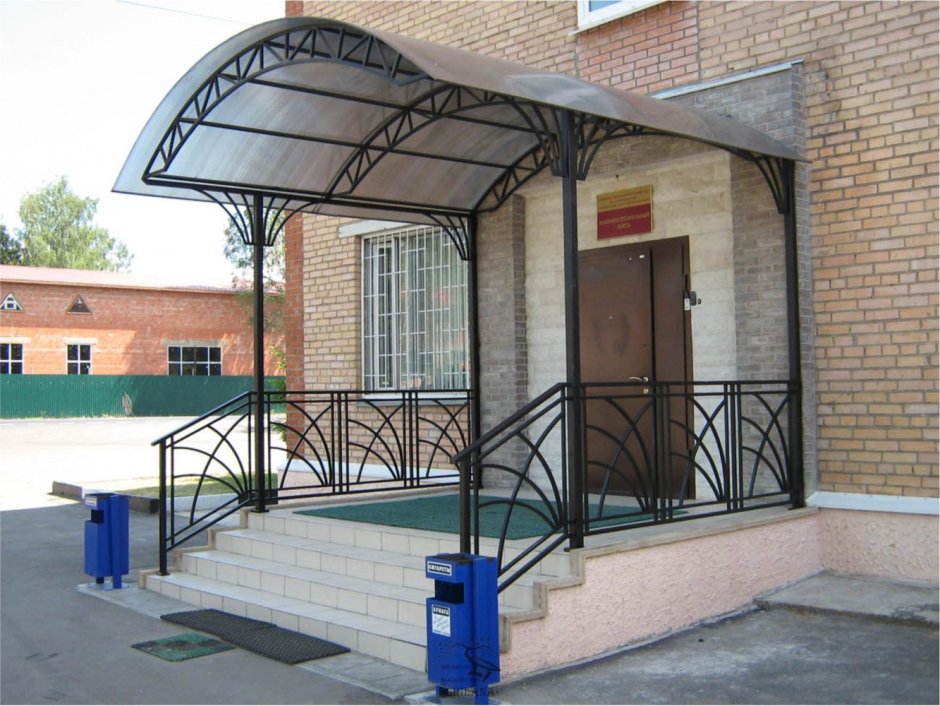 Навес над крыльцом из поликарбоната