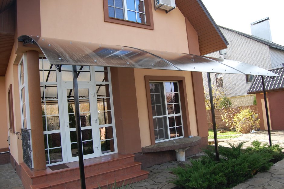 Навес из поликарбоната над крыльцом примыкающий к дому