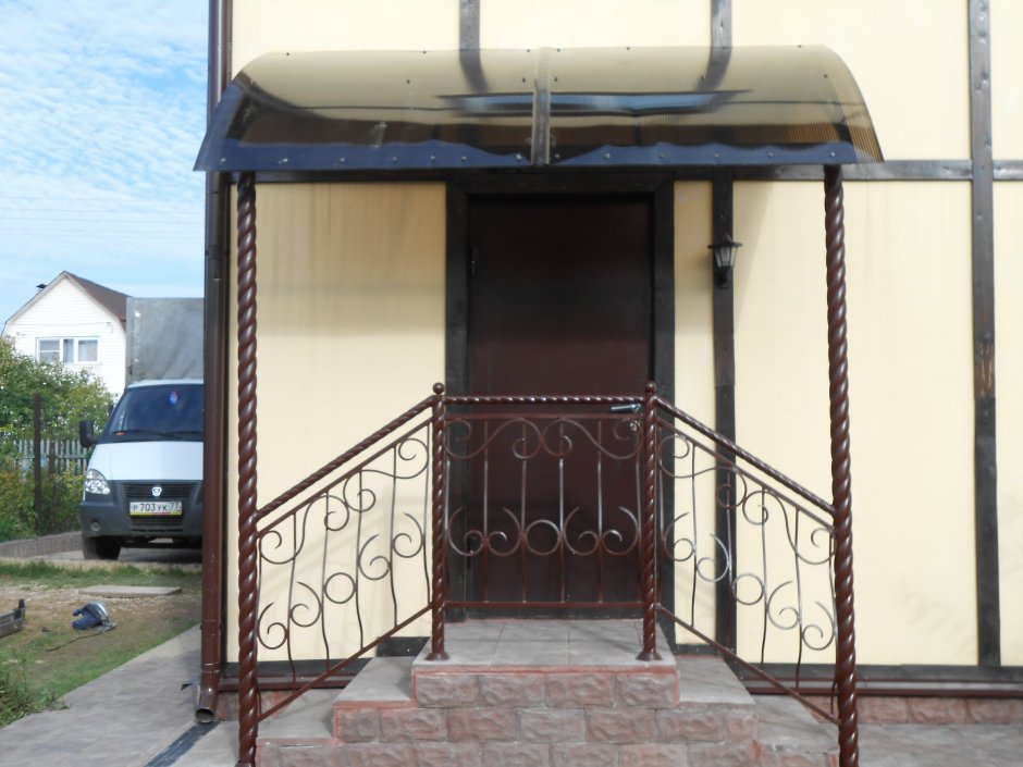 Козырёк над крыльцом из металла с перилами