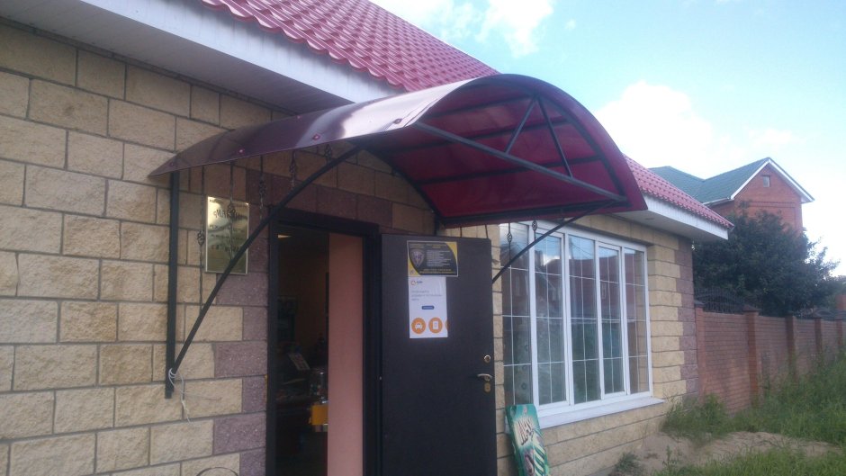 Козырек над крыльцом металлопрофиль