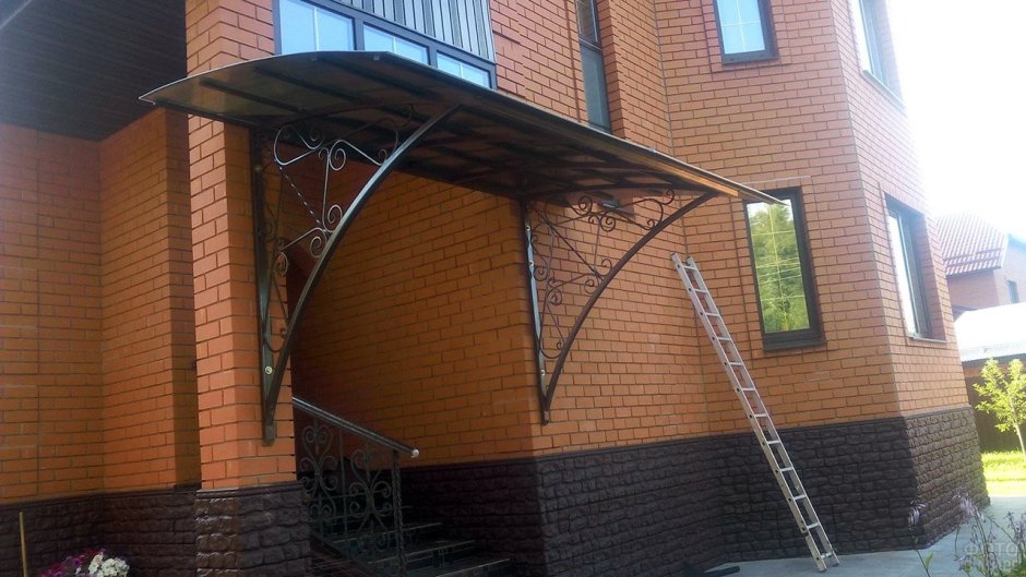 Козырек двухскатный над крыльцом