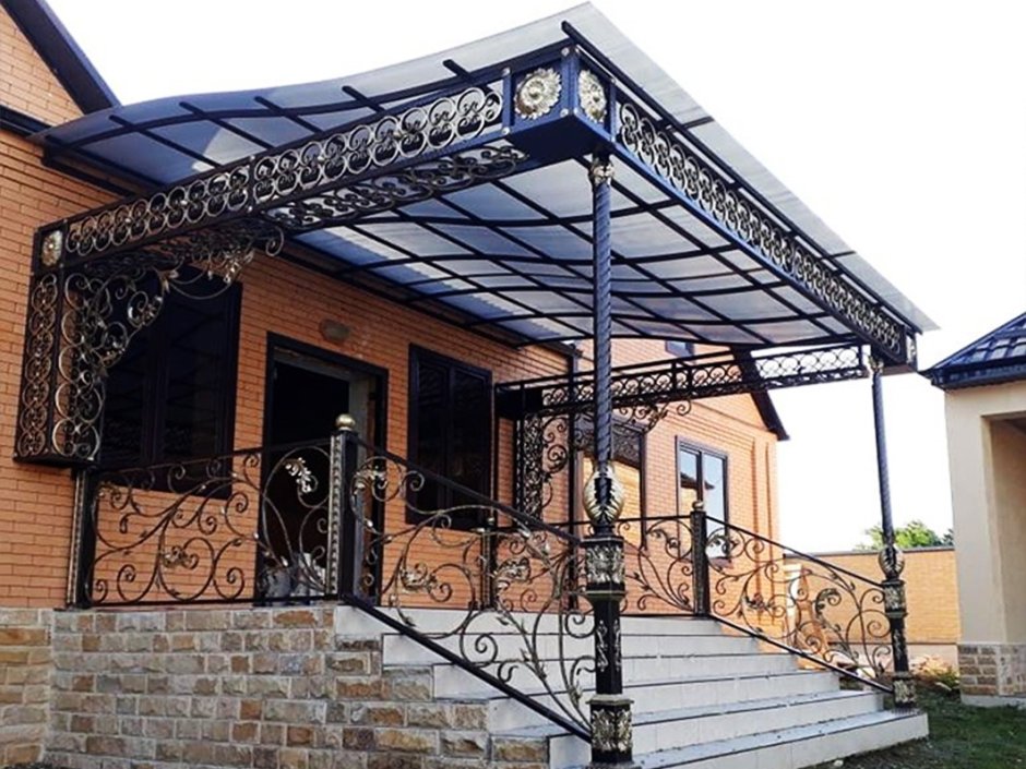 Большое крыльцо с навесом