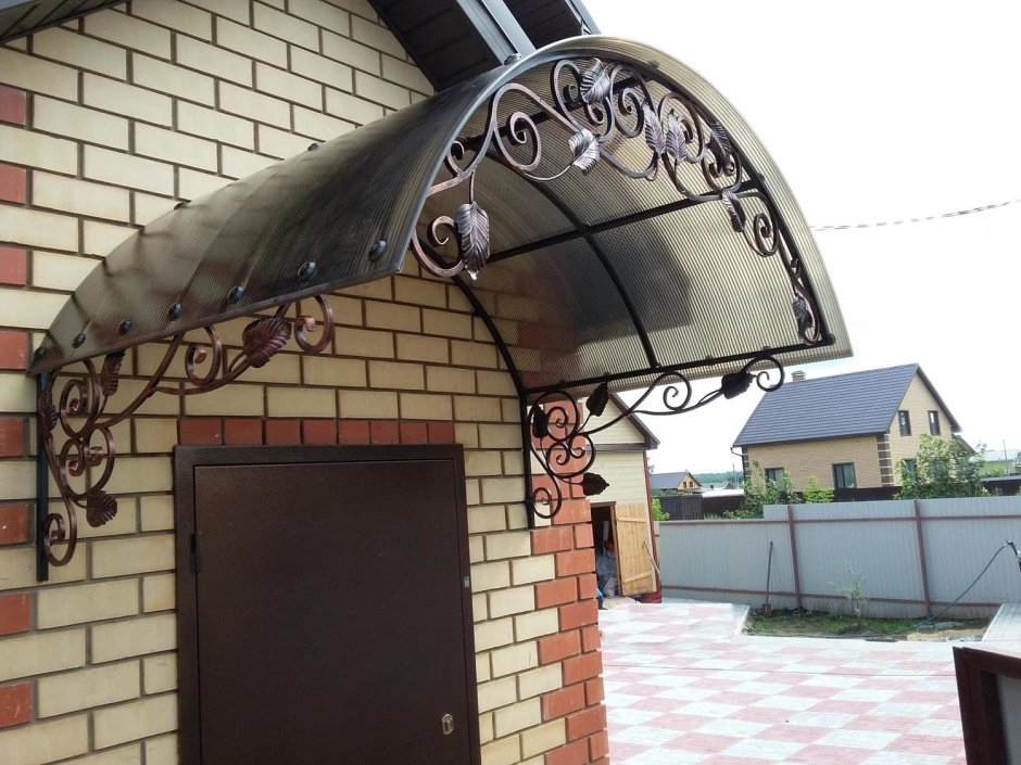 Двускатные козырьки над крыльцом полукруглый