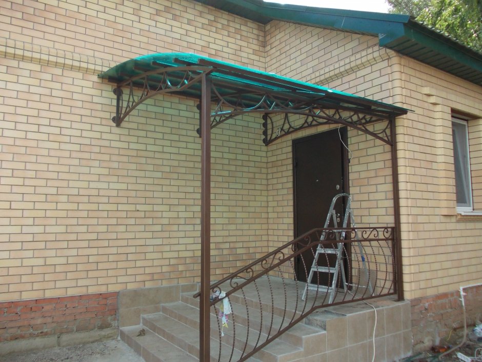 Козырёк над крыльцом