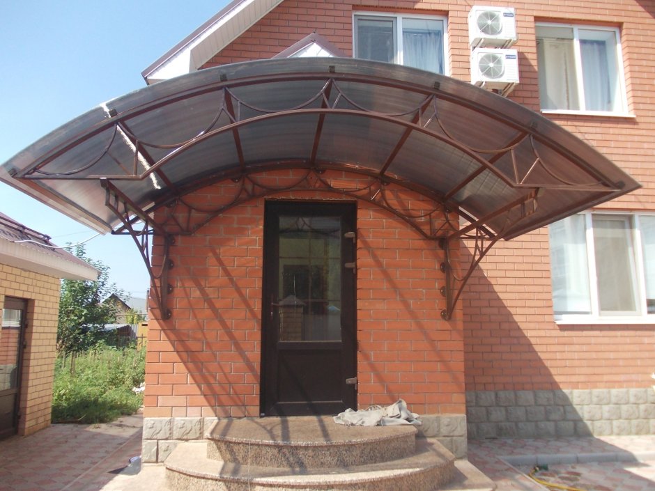 Козырёк над крыльцом из металла односкатный