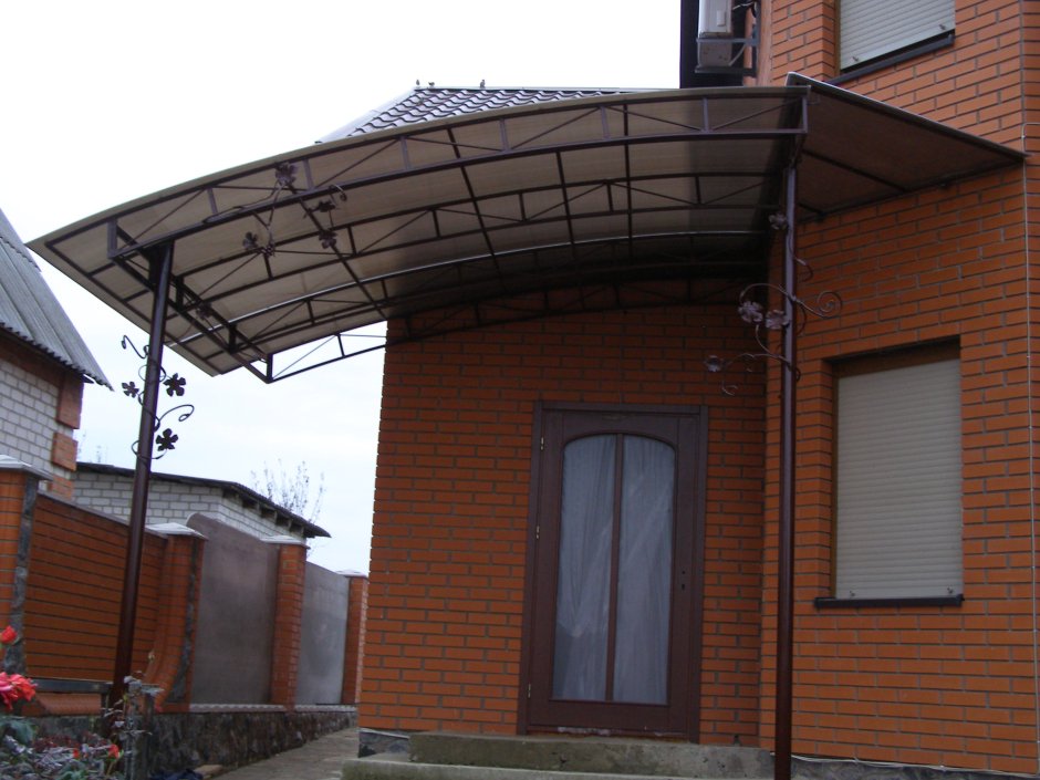 Навес над крыльцом к кирпичному дому