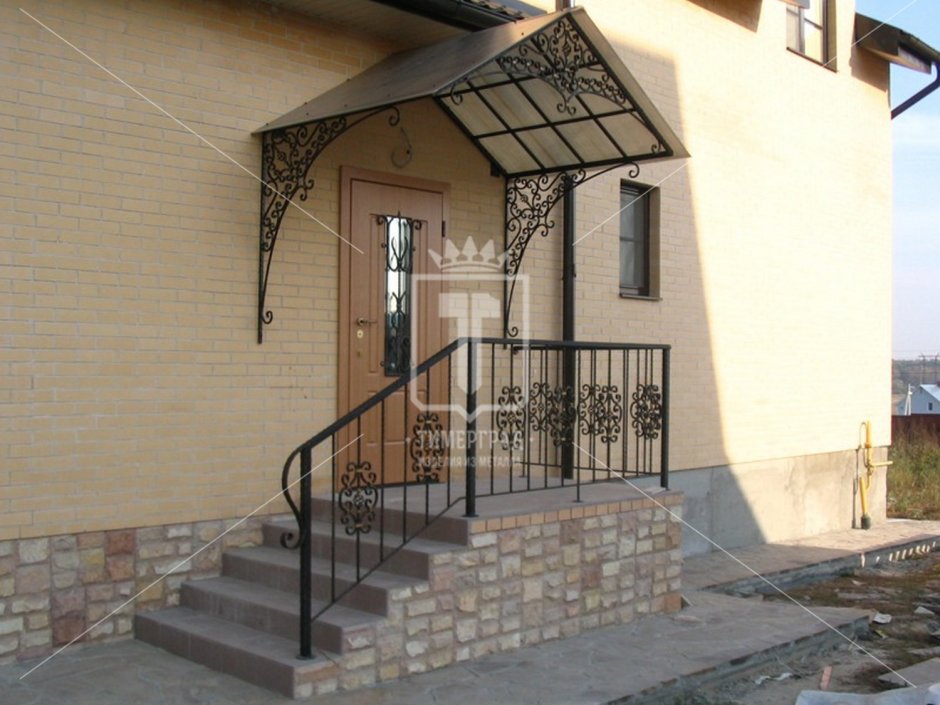 Навес над крыльцом из поликарбоната