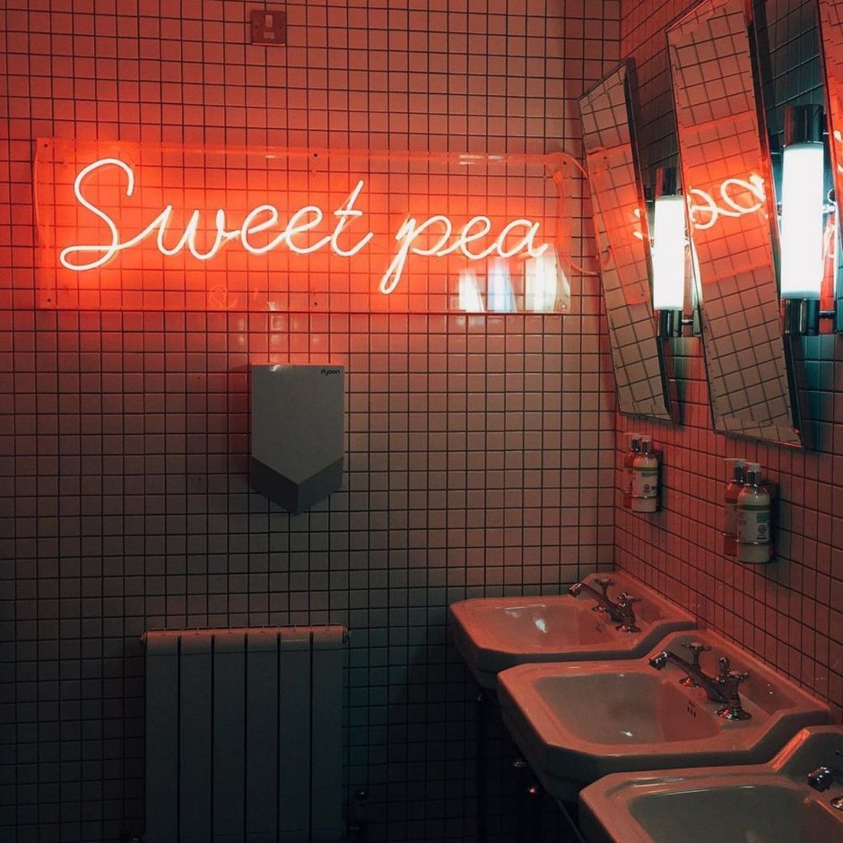 Интерьер туалета в ночном клубе