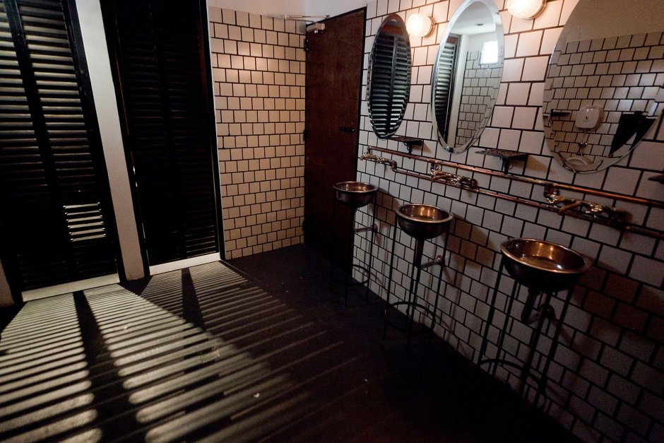 Туалет в стиле лофт в кафе