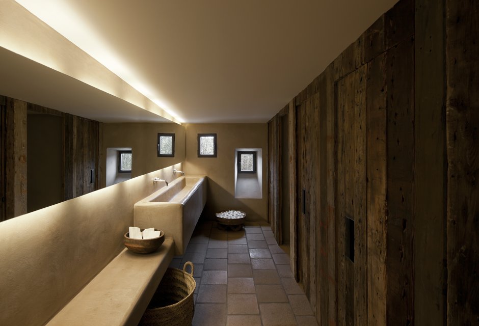 Туалет в ресторане современный стиль