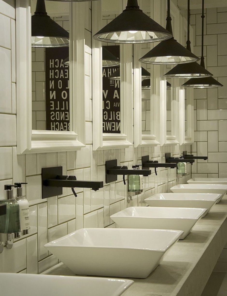 Интерьер туалета в ресторане