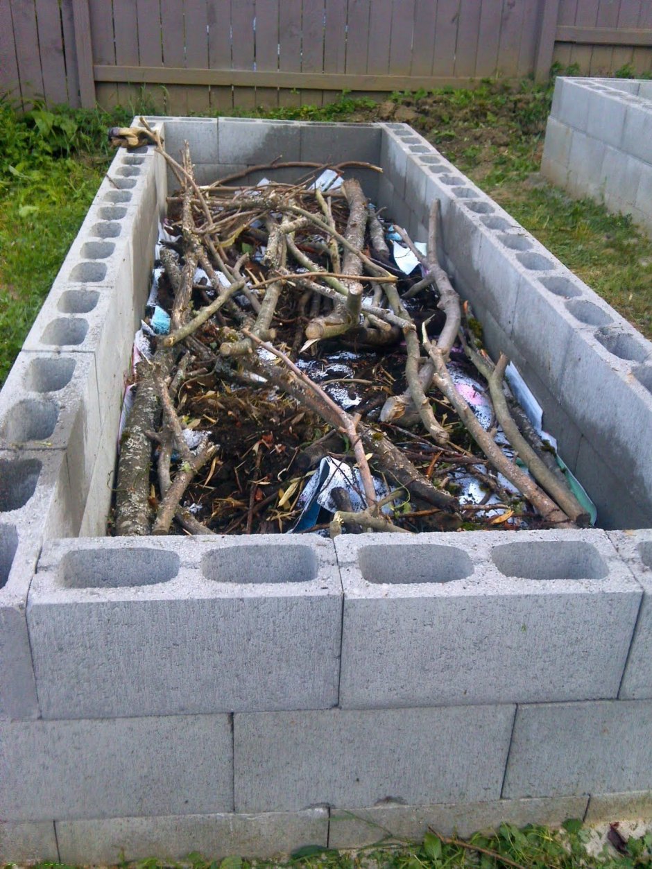 Высокая клумба из камня