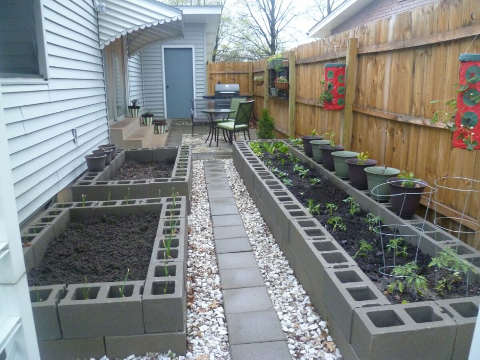 Высокие клумбы из блоков