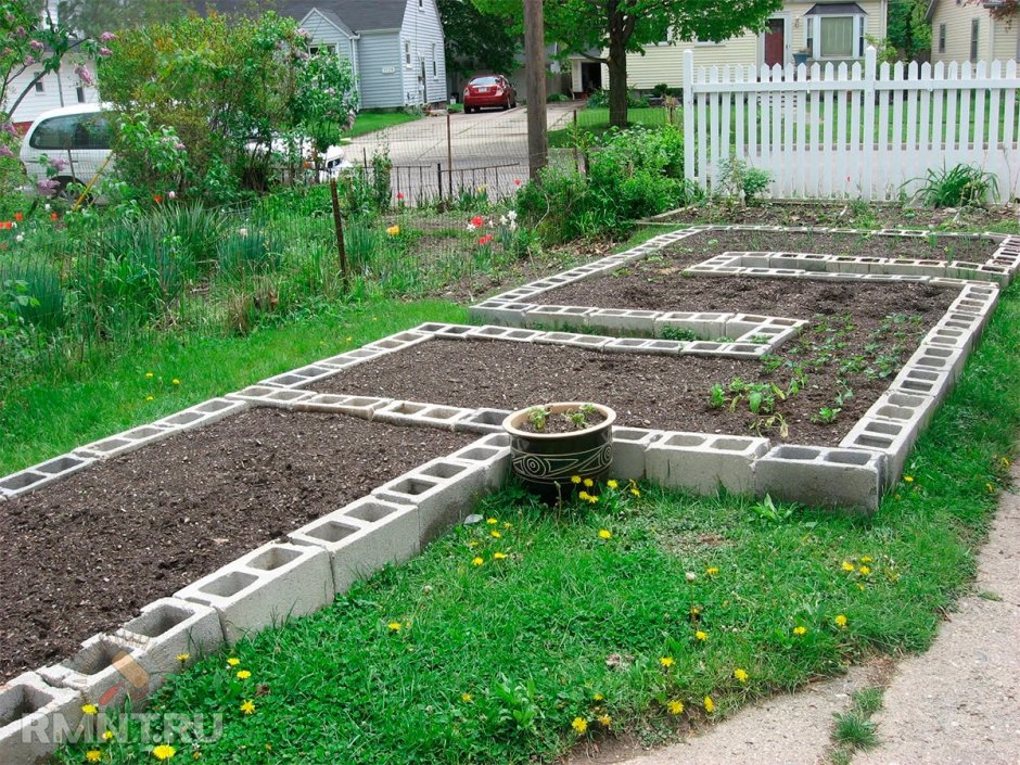 Клумба из бетонных блоков