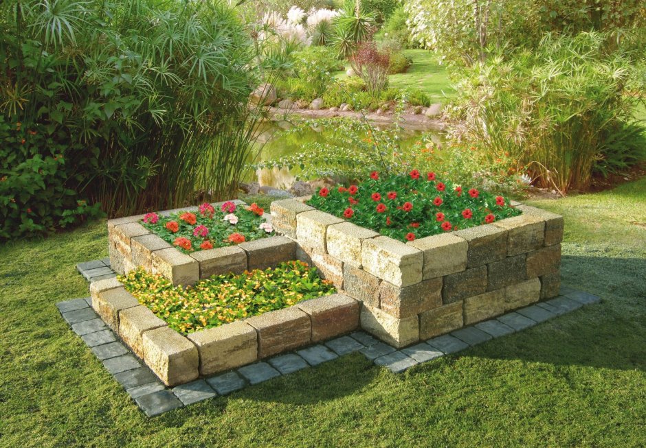 Клумба из блоков для деревьев