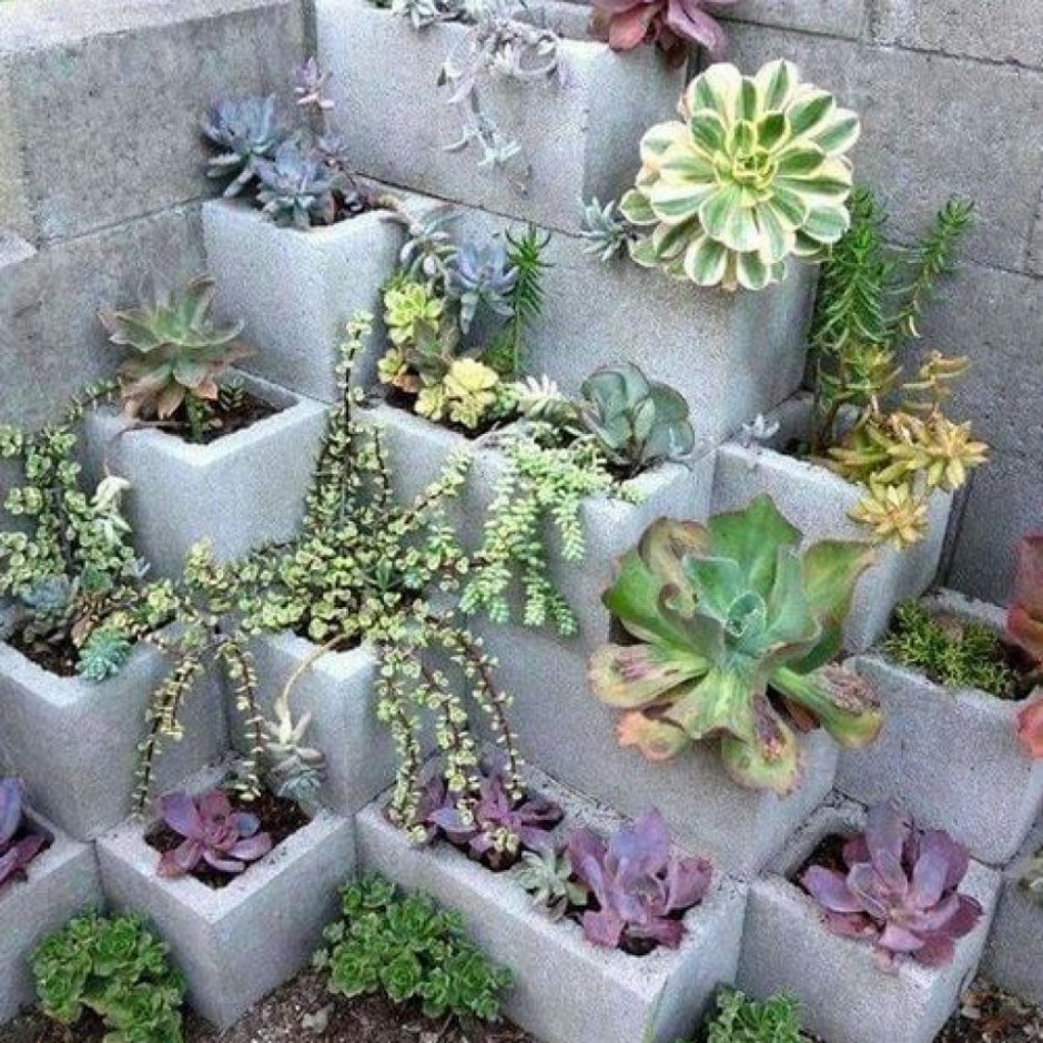 Клумба из бетонных блоков