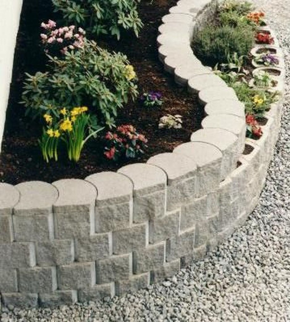 Многоуровневые клумбы из кирпича