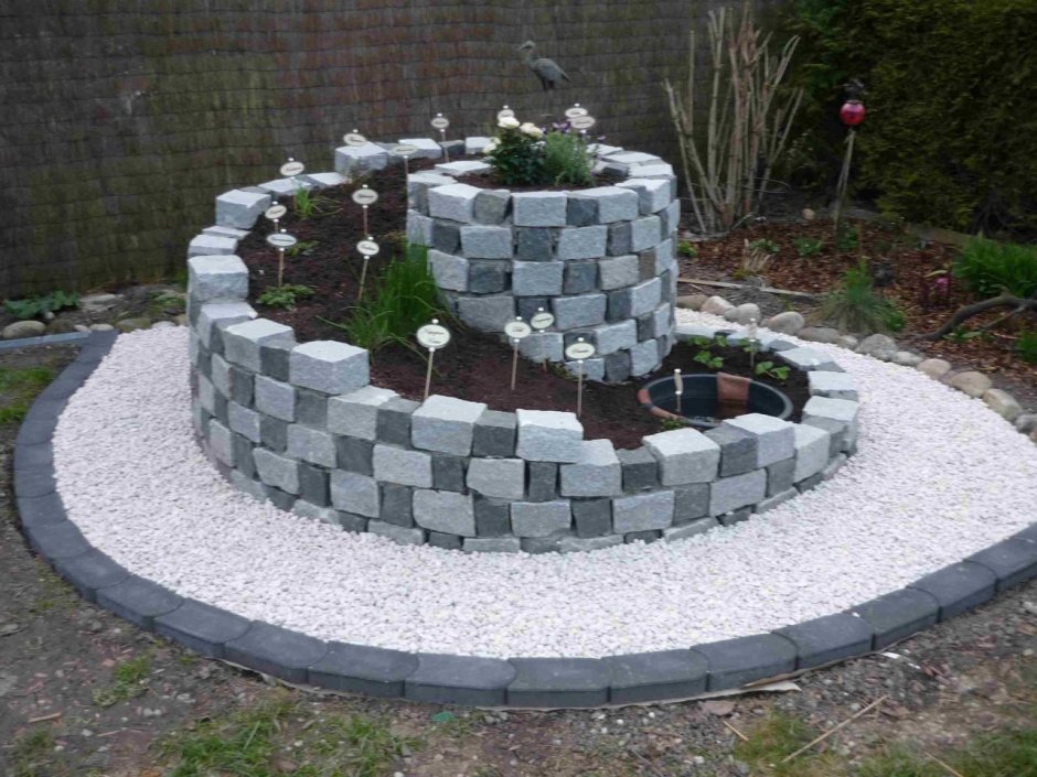 Клумба из бетонных блоков
