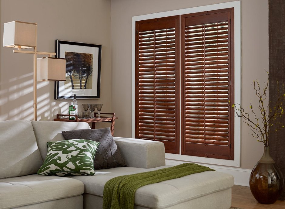 Ставни в интерьере гостиной