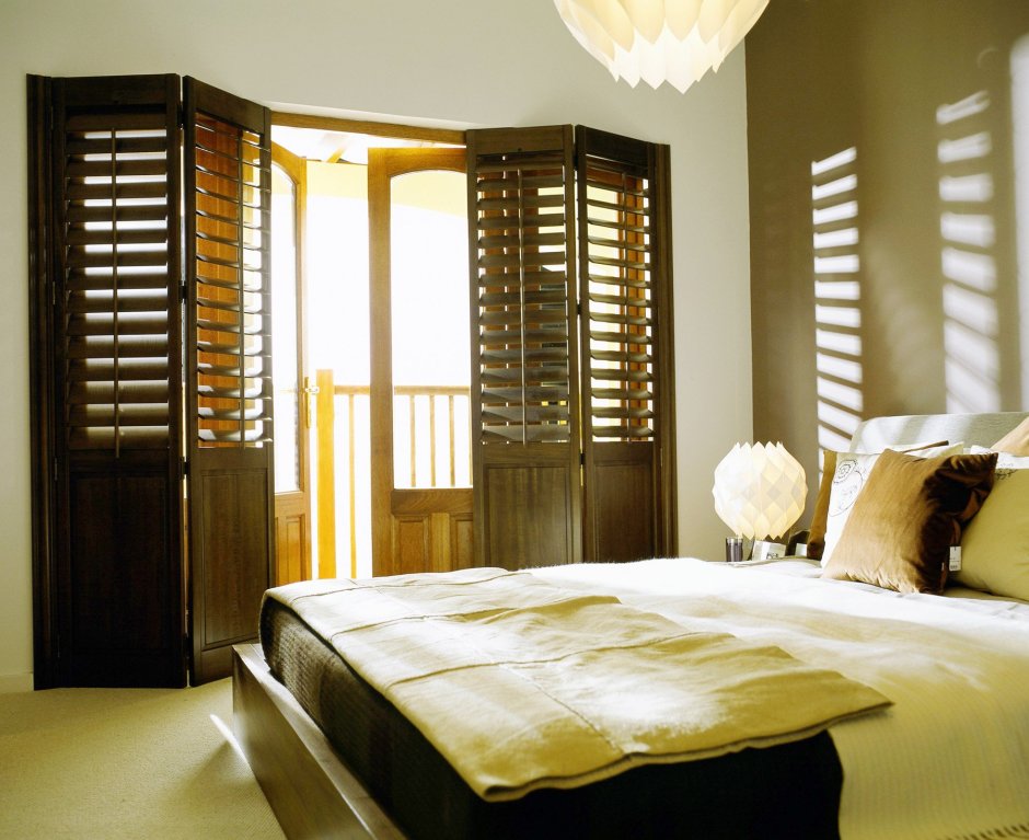 Ставни деревянные в спальне