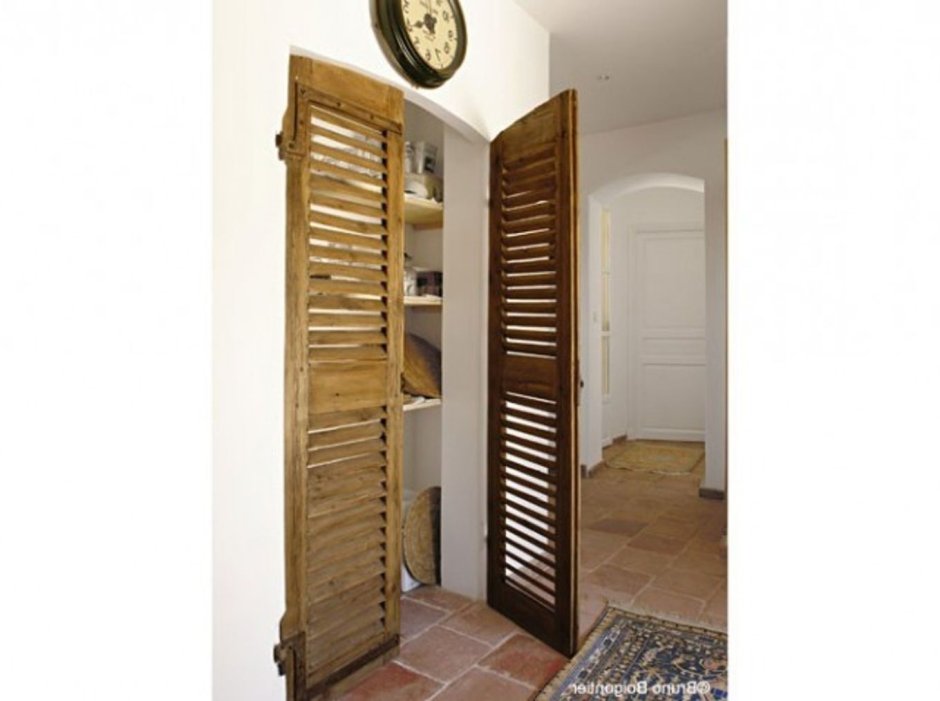 Шкаф под лестницей из жалюзийных дверей