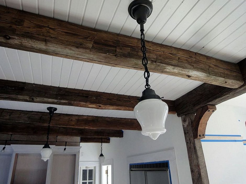 Светильники на балке на потолке
