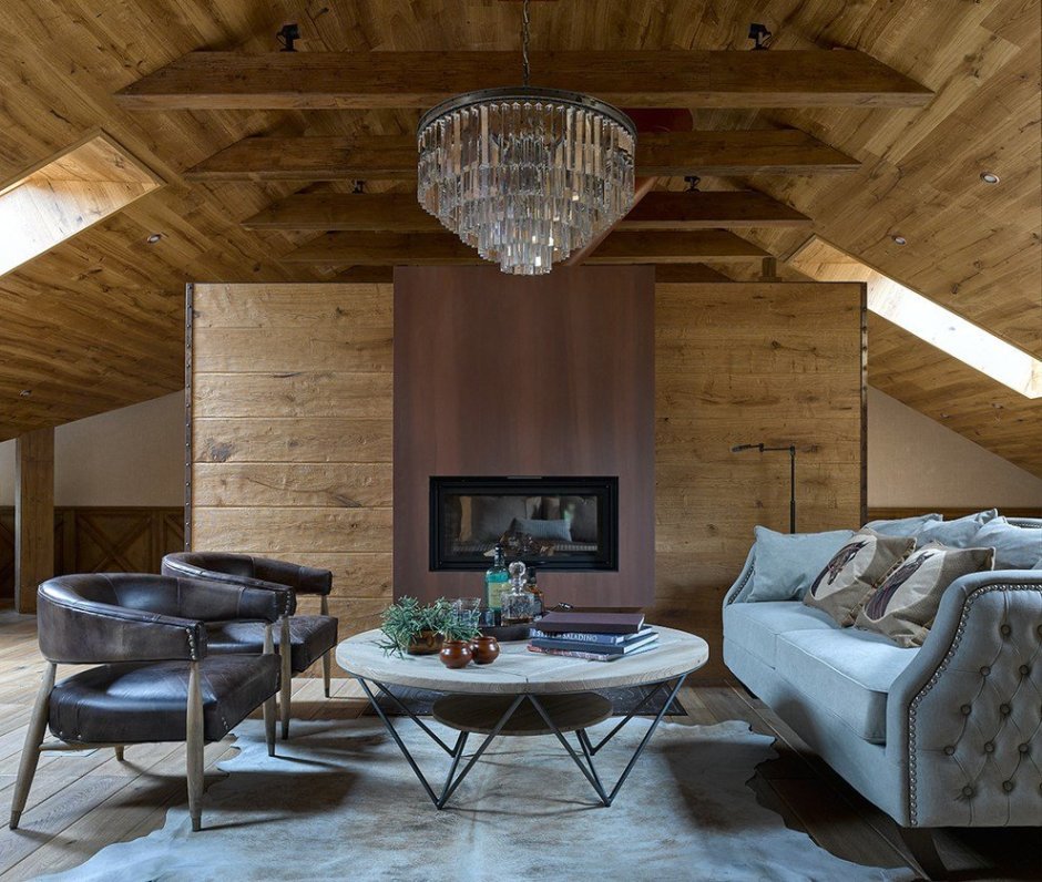 Люстры на мансарде в деревянном доме