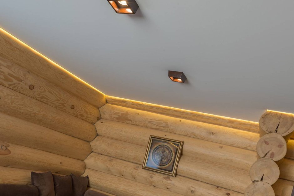 Натяжной потолок в деревянном доме