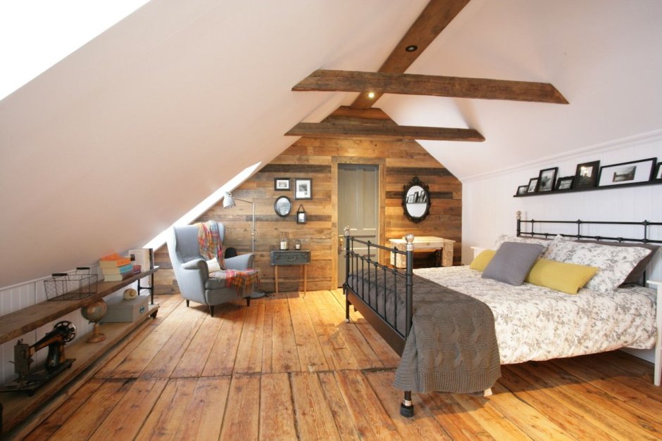 Мансардный этаж с балками