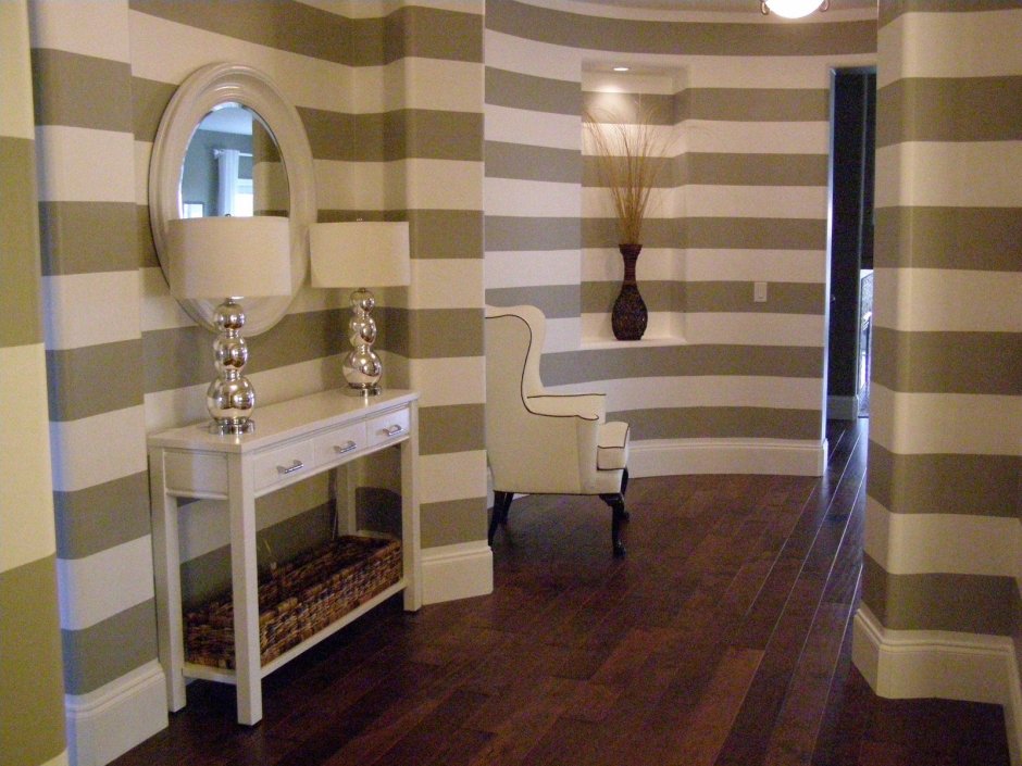 Покрасить коридор полоски горизонтальные