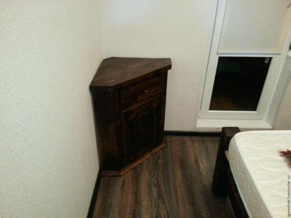 Угловая прикроватная тумба