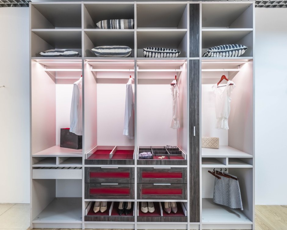 Пара у гардеробной в ресторане