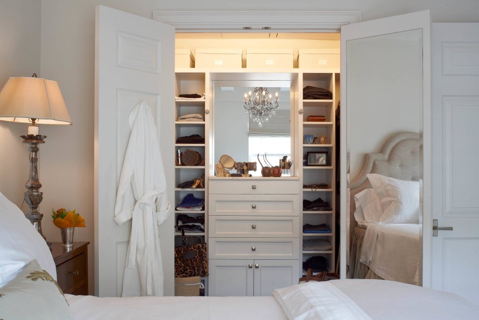 Шкаф за дверью в спальне
