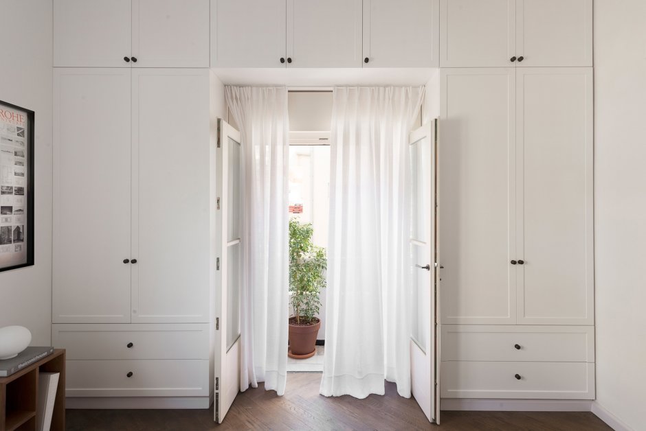 Спальня с книжными полками