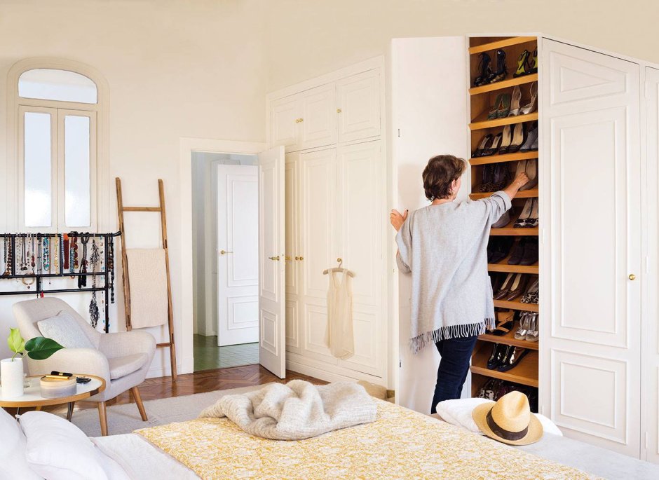 Шкаф за дверью в спальне