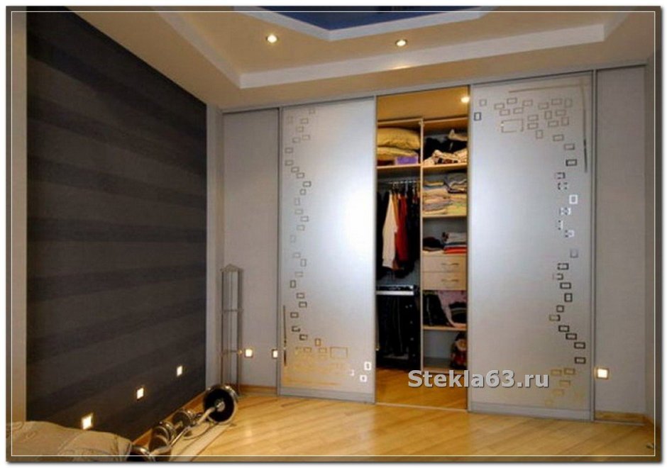 Шкаф в прихожую с распашными дверями