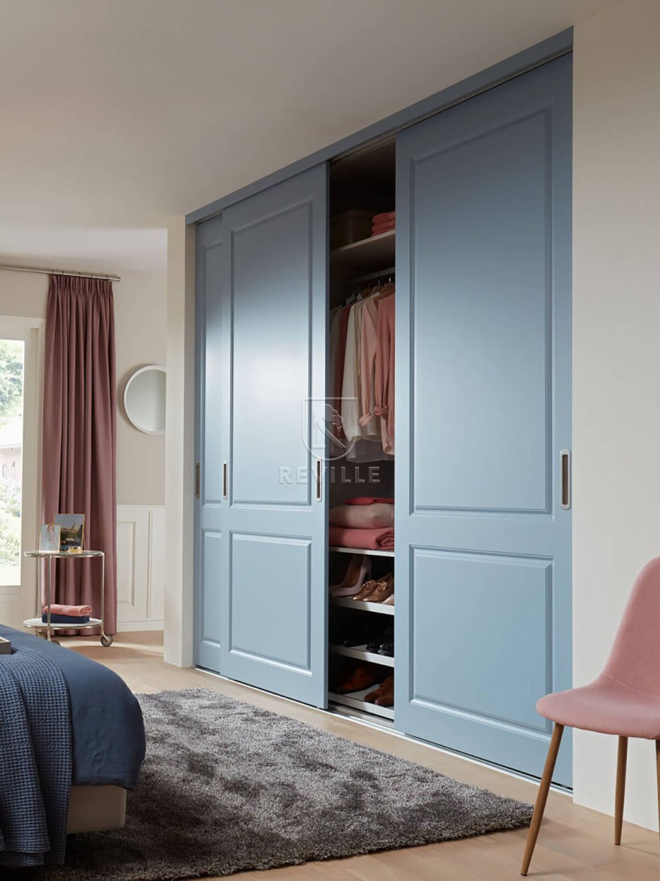 Скрытая дверь в гардеробную в спальне