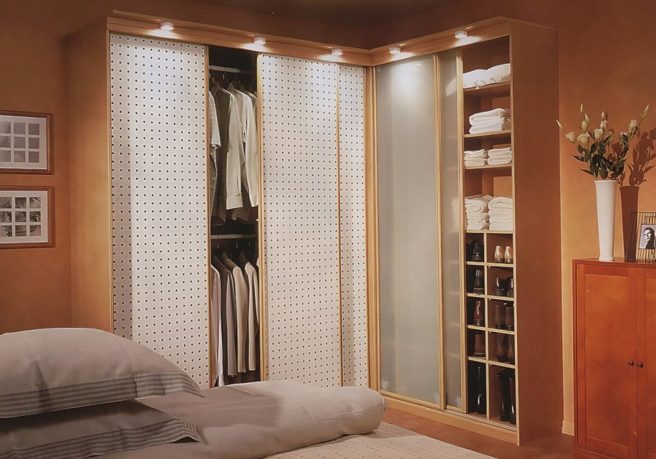 Полки за дверью