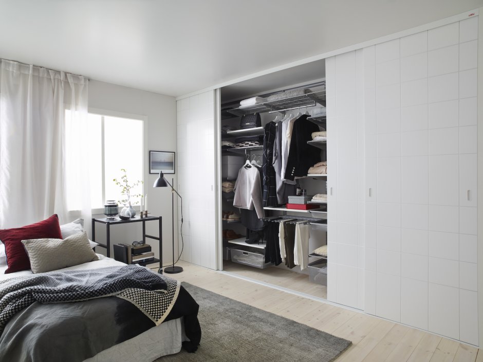 Шкаф встроенный в стену в спальне