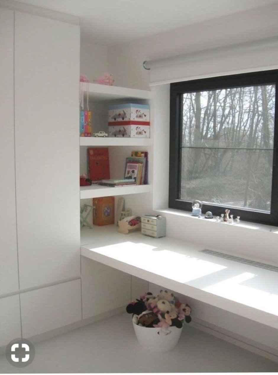 Стол-подоконник в детской комнате