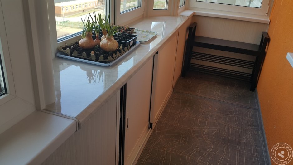 Узкий подоконник на балконе