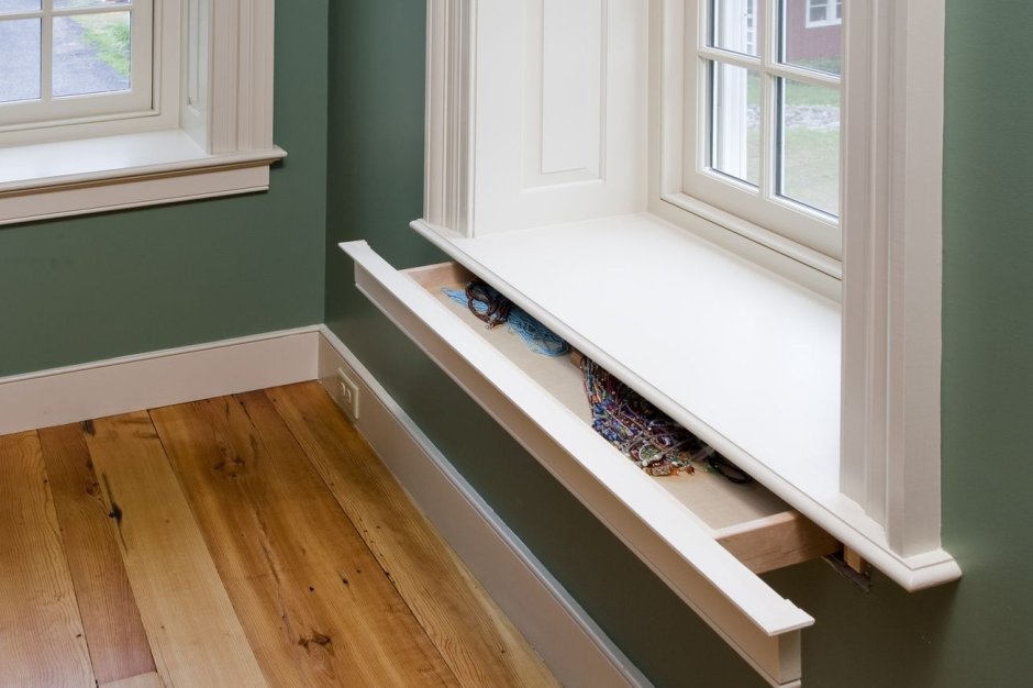 Тайник под подоконником