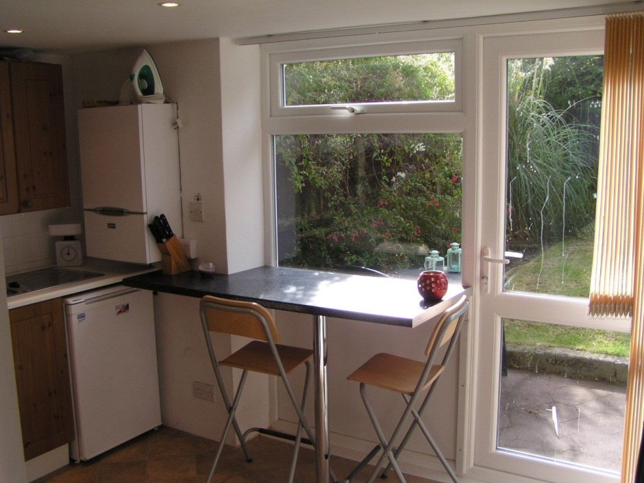 Барная стойка под окном