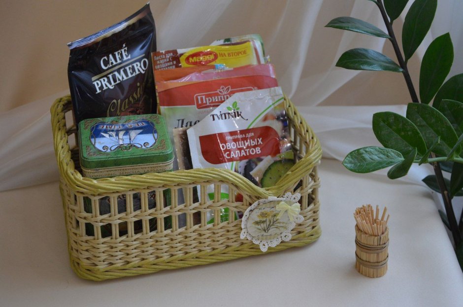 Полочки из газетных трубочек для кухни