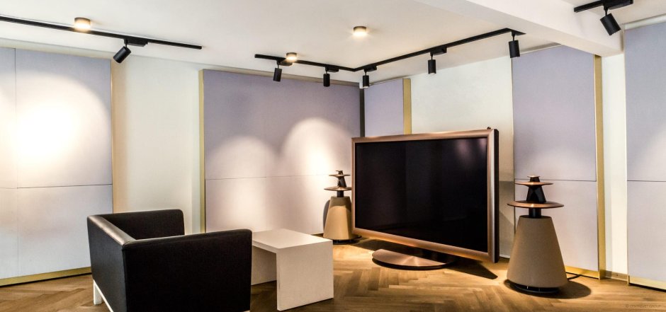 Трековый светильник центр свет в интерьере