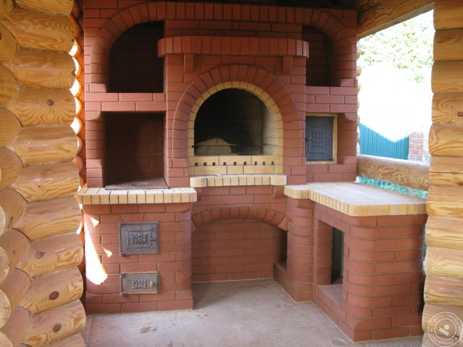 Красивая печь из кирпича в доме
